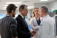 Atlanta Medical – (v.li.) Matt Czuchry (Dr. Conrad Hawkins), Bruce Greenwood (Dr. Randolph Bell), Emily VanCamp (Nicolette Nevin), Andy Milder (Stefan Kisic).