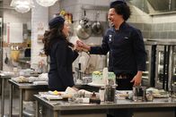 2 Broke Girls – Max (Kat Dennings, l.) erfährt die Wahrheit über Deke (Eric André, r.). Kann die Beziehung noch gerettet werden?