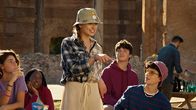 Home Sweet Rome – Lucy (Kensington Tallman, m.) steht vor ihrer Klasse in einer Ausgrabungsstätte in Rom.