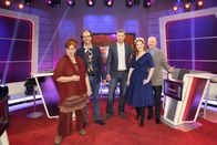 Meister des Alltags – Florian Weber stellt in seinem Wissensquiz „Meister des Alltags“ die Alltagstauglichkeit seiner prominenten Kandidaten auf die Probe. „Meister des Alltags“ spendet seinen Gewinn einem guten Zweck. v.li. Alice Hoffmann, Christoph Sonntag, Florian Weber, Enie van de Meiklokjes und Bodo Bach.