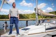 Praxis mit Meerblick – Ein Boot auf Rügen: Peer (Dirk Borchardt) hat nun einen Grund mehr, um in der Nähe von Nora zu sein.