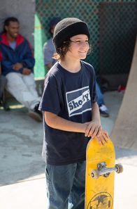 Mid90s – Stevie (Sunny Suljic) ist endlich bei den Skateboardern angekommen.