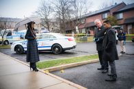 Elementary – Watson (Lucy Liu, r.), Gregson (Aidan Quinn, M.) und Bell (Jon Michael Hill, r.) sind sich nicht sicher, ob sie bei den Ermittlungen die richtige Spur verfolgen. Wie sollen weiter vorgehen?