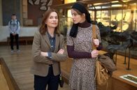 KinoFestival im Ersten: Eine Frau mit berauschenden Talenten – Patience Portefeux (Isabelle Huppert) spricht mit Hortense (Iris Bry)