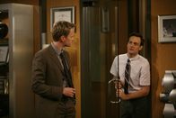 How I Met Your Mother – Barney (Neil Patrick Harris, l.) sucht nach einem neuen Bro, da Ted ihm die Freundschaft gekündigt hatte. Der einzige, der dafür allerdings in Frage kommt, ist Randy (Will Forte, r.) ...