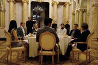 Das Netz - Prometheus – V. li. n. re.: Anne Hsu (Uisenma Borchu), Klaus Fischer (Peter Lohmeyer), seine Frau Clara (Ina Weisse), Chai Dan (Nicholas Goh), Andreas Müller (Benjamin Sadler), Georg Trotter (Tobias Moretti) und Casutt (Marek Wlodarcyk)
