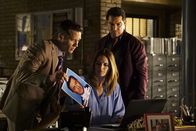 Castle – Ein Foto eines Fingerabdrucks reicht, damit Kevin (Seamus Dever, l.), Kate (Stana Katic, M.) und Espositos (Jon Huertas, r.) die Identität herausbekommen ...