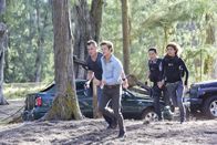 MacGyver – Auf Verfolgungsjagd: (v.l.n.r) Jack Dalton (George Eads), Angus MacGyyver (Lucas Till), Chin (Daniel Dae Kim) und Kono (Grace Park) ...