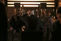 Castle – Beckett (Stana Katic, l.) und Alexis (Molly C. Quinn, r.) sind geschockt, als ein religiöser Fanatiker mit Axt bei Castle (Nathan Fillion, M.) im Büro auftaucht, während Castle sich in seinem Glauben an das Übernatürliche bestätigt sieht ...
