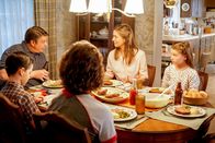 Young Sheldon – (v.li.) Iain Armitage (Sheldon Cooper), Lance Barber (George Cooper Sr.), Montana Jordan (George Cooper Jr.), Zoe Perry (Mary Cooper), Raegan Revord (Missy Cooper).