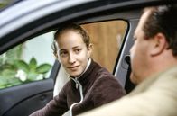 Die Rosenheim-Cops – Wie soll sich Korbinian (Josef Hannesschläger) gegenüber Fanny Mossbacher (Lilian Schäfer) verhalten, denn wenn er genau zurückrechnet, könnte sie seine Tochter sein.