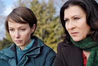 Tatort – Marie Schreiber (Julia Koschitz, li.) hat Klara Blum (Eva Mattes) zunächst verschwiegen, dass sie ein Liebesverhältnis mit dem Ermordeten hatte. Es war geheim, weil Robert Riebsahl das so wollte, und im übrigen hatte sie es doch bereits beendet – warum also noch davon reden?
