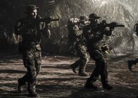 SEAL Team – Jason (David Boreanaz, l.), Ray (Neil Brown Jr., r.) und das SEAL Team durchkämmen den Dschungel von Brasilien, denn sie sollen zwei vermisste Dolmetscher und eine CIA-Agentin aus den Fängen ihrer Entführer befreien ...