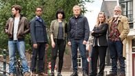 Kommissar van der Valk – ARD Degeto KOMMISSAR VAN DER VALK - DUELL IN AMSTERDAM, "Van der Valk - Love in Amsterdam" Uhr im ERSTEN. Der Amsterdamer Kommissar Piet Van der Valk (Marc Warren, Mitte) und sein Team Inspector Lucienne Hassel (Maimie McCoy, 3. v. li.), Sergeant Brad De Vries (Luke Allen-Gale, li.), Job Cloovers (Elliot Barnes-Worrell, 2. v. li.), der Pathologe Hendrik Davie (Darrell D'Silva, re.) und seine seine Chefin Julia Dahlman (Emma Fielding).