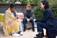 SOKO Potsdam – Alejandra Montoya Restrepo (Zoé Kimbwaka, l.) ist das Au-Pair der Familie Borschel und hat ihre Gastmutter tot aufgefunden. Pauline Hobrecht (Agnes Decker, r.) und Tamara Meurer (Anja Pahl, M.) befragen sie. Plötzlich hat Spusi Jutta einen spannenden Fund gemacht.