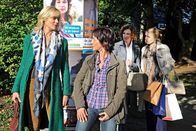 Rote Rosen – ARD ROTE ROSEN FOLGE 1177 Uhr im ERSTEN. Als Henriette (Susanne Steidle, 2.v.l. mit Martina Mank, r.) ein Gespräch von Katja (Saskia Valencia, l.) und Merle (Anja Franke, 2.v.l.) belauscht, wird ihr klar, dass sie sich vergebens Hoffnungen macht, Philipp zurückzugewinnen.