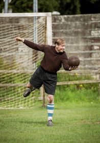 Trautmann – Ein deutscher Kriegsgefangener im Tor: Bert Trautmann (David Kross) spielt auf der Insel
