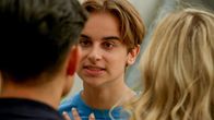 Rote Rosen – Die Anklage gegen Noah (Jan Liem, l.) wegen fahrlässiger Tötung wird fallengelassen. Till (Francesco Oscar Schramm, M.) ist außer sich und sucht weiter nach Beweisen. Er muss jedoch frustriert einsehen, dass Noah nicht der Unfallfahrer gewesen sein kann ...