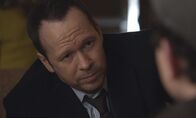 Blue Bloods - Crime Scene New York – Während Danny (Donnie Wahlberg) zusammen mit Baez einen Fall untersucht, bei dem ein Literatur-Professor gewaltsam ums Leben kam, findet er heraus, dass der Bezirksstaatsanwalt Ermittlungen gegen ihn anstrengt ...
