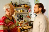 Liebe. Jetzt! – Der Konflikt zwischen Manuel (Sebastian Fräsdorf, r.) und seinem Schwiegervater Hellmuth (Heiner Hardt, l.) hat sich in der Pandemie so zugespitzt, dass Manuel keinen anderen Weg mehr sah, als mit seiner Tochter auszuziehen. Nun stehen sich die Sturköpfe erstmals wieder gegenüber.