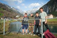 Reporter Spezial – Florian, Nino und Dario (v.l.n.r) beim Fischen in Unterschächen.