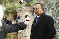 Castle – Bobby Fox (Ray Wise), der Agent des ermordeten Baseballspielers Cano Vega, stellt sich den Fragen der Presse.