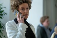 Der Alte – Sharon Dieringsfeld (Karen Dahmen), die Chefin des Start-Ups Neeble, steht nach dem Mord an ihrem Mitarbeiter Esteban Guiterez gewaltig unter Druck.