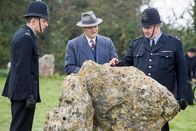 Father Brown – Inspector Sullivan (Tom Chambers, M.) und Walt (Mark Benton, r.) entdecken einen Hinkelstein. Auf dem Stein befinden sich Spuren von Ginnies Blut.