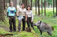 Der Ranger - Paradies Heimat – L-R: Lukas Waldek (Dennis Hofmeister), Jonas Waldek (Philipp Danne), Emilia Graf (Liza Tzschirner).