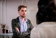 Sturm der Liebe – Sophia (Krista Birkner, re.) ist erschrocken, als Henry (Elias Reichert, li.) ihr eine Ansage macht.
