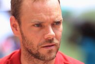 Death in Paradise – Aiden (Joe Absolom) glaubt, dass bei den Spielen etwas nicht mit rechten Dingen zugeht.