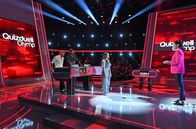 Quizduell - Olymp – Moderatorin Esther Sedlaczek (r.) mit den Kandidaten des Teams "Mannsbilder": Heino Ferch (l.) und Henning Baum (2.v.l.), beide Schauspieler und der "Quizkönigin" Marie-Louise Finck (M.).