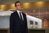 Suits – Harvey (Gabriel Macht) wird zusammen mit Robert Zane beschuldigt, in einem früheren Fall einen Zeugen bestochen zu haben. Als Harvey erfährt, dass der Kläger todkrank ist, ändert er seine Strategie.