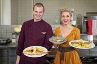 Silvia kocht – Silvia Schneider mit Markus Luger, Gasthof Luger in Wesenufer („Zanderfilet mit Kräuterseitlingen“ und „Fisch im Ganzen mit Petersilienkartoffeln“).