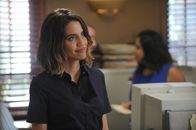 The Grinder - immer im Recht – Die attraktive und taffe Anwältin Claire Lacoste (Natalie Morales) verdreht Dean ganz schön den Kopf, scheint jedoch gegen seinen Charme vollkommen immun zu sein.