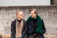 Huck – Ein Mineralwasserbrunnen ist vergiftet worden - Huck (Patrick von Blume, r.) ermittelt gegen seinen ehemaligen Klassenkameraden Peter Hollinger (Peter Beck, l.), einen zutiefst frustrierten Geologen.