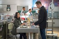 Elementary – Immer wieder kommt es zu Spannungen zwischen Watson (Lucy Liu, l.) und Holmes (Jonny Lee Miller, r.). Schuld daran ist Mycroft, für den Watson immer noch Gefühle hegt. Und obwohl sie nun nicht mehr mit ihm zusammenkommen wird, will sie dennoch bei Sherlock ausziehen - was dieser gar nicht gut aufnimmt ...
