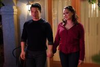 Crazy Ex-Girlfriend – Josh (Vincent Rodriguez III, l.); Rebecca (Rachel Bloom, r.)