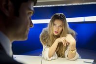Der letzte Bulle – Hat die neue junge Frau Gerlach (Laura Osswald, r.) etwas mit den Mord an Greta Gerlach, der Ex-Frau des bekannten Baulöwen Heiner Gerlach zu tun? Andreas (Maximilian Grill, l.) versucht alles, um dies herauszufinden.