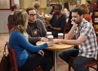 The Big Bang Theory – Was haben Will Wheaton (Will Wheaton, r.), Penny (Kaley Cuoco, l.) und Leonard (Johnny Galecki, M.) vor?