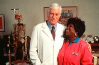 Diagnose: Mord – Dr. Sloan (Dick Van Dyke, l.) mit seiner Vertrauten Delores (Delores Hall, r.).