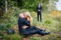 Sturm der Liebe – Erik (Sven Waasner, l. mit Milan Marcus, r.) und Yvonne (Tanja Lanäus, M.) versöhnen sich endlich.