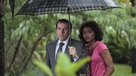 Death in Paradise – DI Richard Poole (Ben Miller) und Camille Bordey (Sara Martins) ermitteln im Musiker-Milieu.