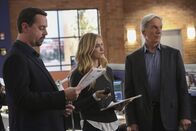 Navy CIS – Während das Auffinden einer verwesten Leiche Fragen für das NCIS-Team (Emily Wickersham, M. und Mark Harmon, r.) aufwirft, hat McGee (Sean Murray, l.) gerade andere Sorgen - bei einer Untersuchung von Delilah stellen die Ärzte etwas Ungewöhnliches fest ...