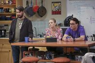 The Big Bang Theory – Sie beobachten Sheldons Interview für die Star-Trek-Dokumentation und erfahren so einige Geheimnisse: Wil Wheaton (l.), Penny (Kaley Cuoco, M.) und Leonard (Johnny Galecki, r.) ...