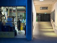 Heimatleuchten – Der Protagonist und Künstler Walter File in seiner Werkstatt