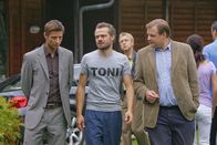 Die Rosenheim-Cops – Hansen (Igor Jeftic, l.) und Hartl (Michael A. Grimm, r.) wissen, dass das Opfer eine Affäre hatte, was Lebensgefährte Kogler (Sven Waasner, m.) nicht gepasst haben dürfte...