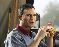 Scrubs - Die Anfänger – Doug (Johnny Kastl) freut sich auf das erste Treffen des "Brain Trust" Clubs, den der Hausmeister ins Leben gerufen hat ...