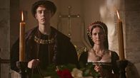 Mythos Heinrich VIII. – Heinrich VIII. und Katharina von Aragon heiraten kurz nach seiner Krönung. Aus Liebe wird zunehmend Verbitterung, als sie ihm keinen Thronerben schenkt.