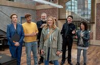 Großstadtrevier – Nils Sanchez (Enrique Fiß, 2.v.l.), Helmut Husmann (Torsten Münchow, 3.v.l.), Daniel Schirmer (Sven Fricke, 2.v.r) und Harry Möller (Maria Ketikidou, r.) begrüßen ihre neue Kollegin Bente Hinrichs (Sinha Melina Gierke, M.). Revierchefin Küppers (Saskia Fischer, l.), ist nicht begeistert. Sie muss, die in ihren Augen ungeeignetste Berwerberin, auf Ansage der Obrigkeit einstellen.